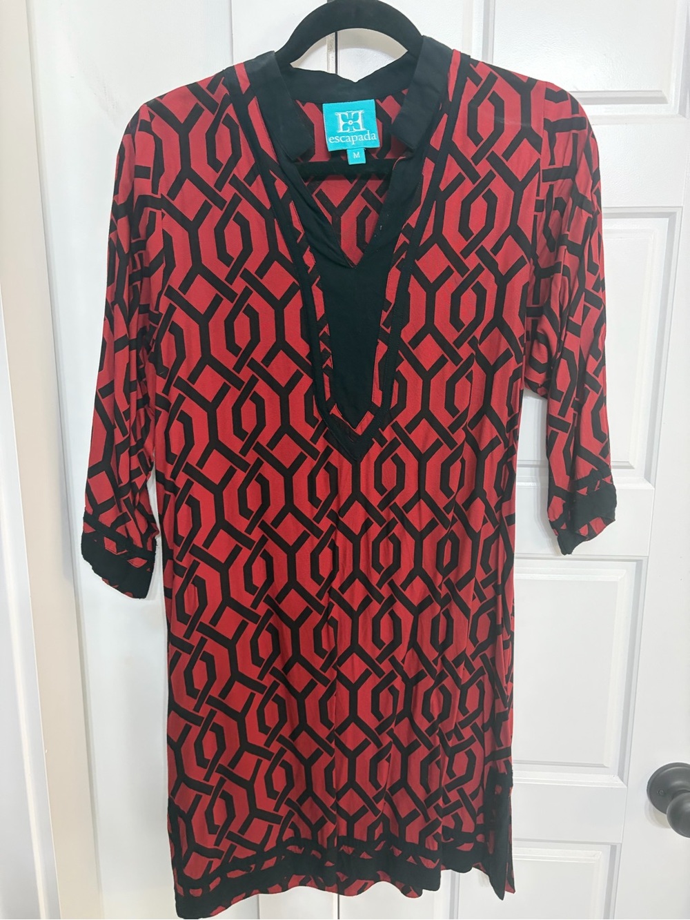 Escapada Red & Black Geometric V-Neck Tunic